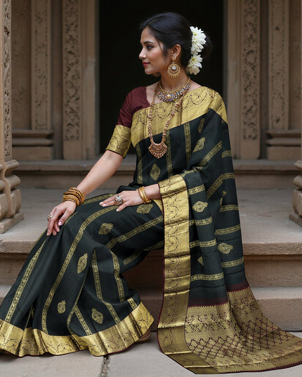 ساري زفاف كانجيفارام من الحرير الخالص، مزين بنقشة بيزلي باللون الأخضر الزجاجي والذهبي العتيق، بتصميم مخطط تقليدي مع زخارف بالو، عرض 110 سم، صنع في الهند - D22764