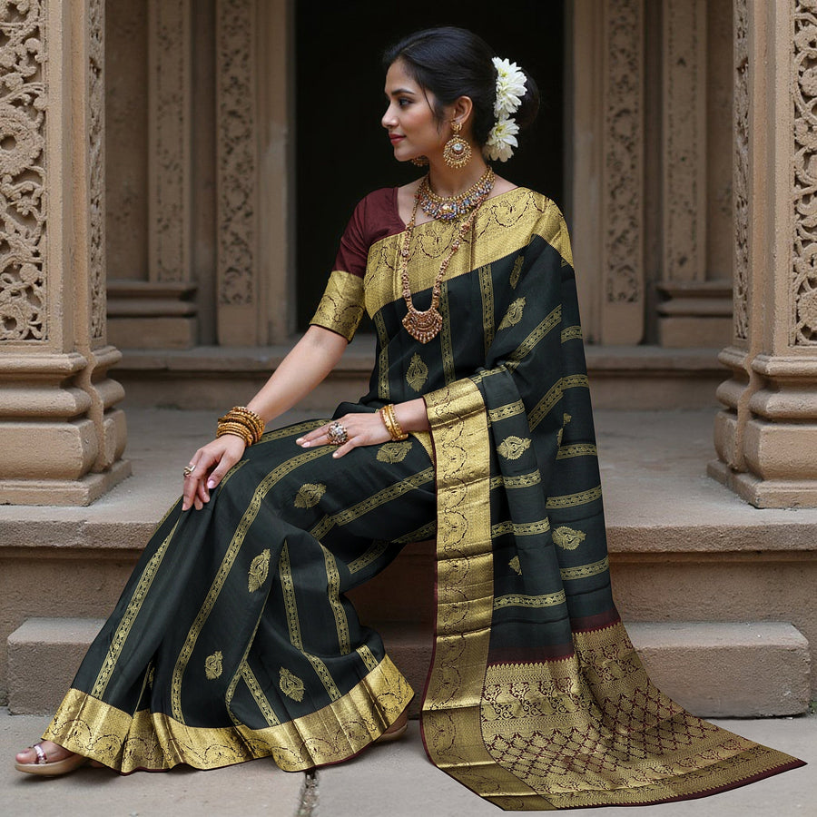 ساري زفاف كانجيفارام من الحرير الخالص، مزين بنقشة بيزلي باللون الأخضر الزجاجي والذهبي العتيق، بتصميم مخطط تقليدي مع زخارف بالو، عرض 110 سم، صنع في الهند - D22764