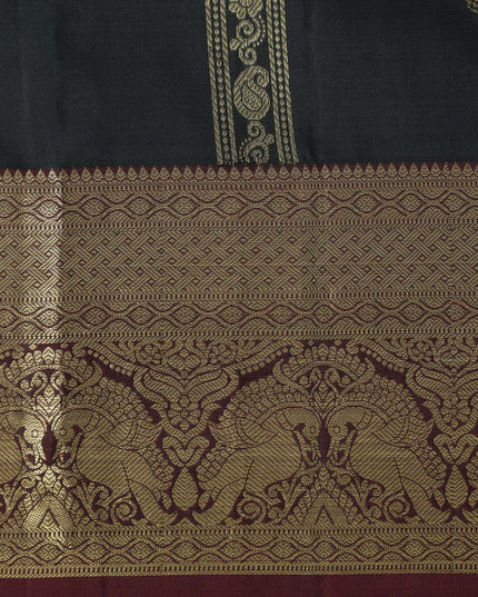 ساري زفاف كانجيفارام من الحرير الخالص، مزين بنقشة بيزلي باللون الأخضر الزجاجي والذهبي العتيق، بتصميم مخطط تقليدي مع زخارف بالو، عرض 110 سم، صنع في الهند - D22764