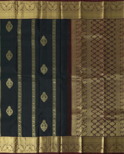 ساري زفاف كانجيفارام من الحرير الخالص، مزين بنقشة بيزلي باللون الأخضر الزجاجي والذهبي العتيق، بتصميم مخطط تقليدي مع زخارف بالو، عرض 110 سم، صنع في الهند - D22764