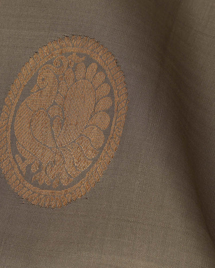 ساري زفاف دائري من الحرير الخالص زاري بوتا كانجيفارام باللون الأخضر الزيتوني والذهبي العتيق، مع حافة فيل تقليدية مع بالو مزخرف، عرض 110 سم، صنع في الهند - D22765