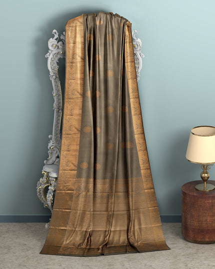 ساري زفاف دائري من الحرير الخالص زاري بوتا كانجيفارام باللون الأخضر الزيتوني والذهبي العتيق، مع حافة فيل تقليدية مع بالو مزخرف، عرض 110 سم، صنع في الهند - D22765