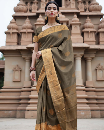 ساري زفاف دائري من الحرير الخالص زاري بوتا كانجيفارام باللون الأخضر الزيتوني والذهبي العتيق، مع حافة فيل تقليدية مع بالو مزخرف، عرض 110 سم، صنع في الهند - D22765