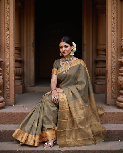 ساري زفاف دائري من الحرير الخالص زاري بوتا كانجيفارام باللون الأخضر الزيتوني والذهبي العتيق، مع حافة فيل تقليدية مع بالو مزخرف، عرض 110 سم، صنع في الهند - D22765