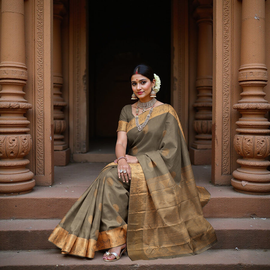 ساري زفاف دائري من الحرير الخالص زاري بوتا كانجيفارام باللون الأخضر الزيتوني والذهبي العتيق، مع حافة فيل تقليدية مع بالو مزخرف، عرض 110 سم، صنع في الهند - D22765