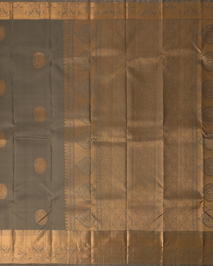 ساري زفاف دائري من الحرير الخالص زاري بوتا كانجيفارام باللون الأخضر الزيتوني والذهبي العتيق، مع حافة فيل تقليدية مع بالو مزخرف، عرض 110 سم، صنع في الهند - D22765