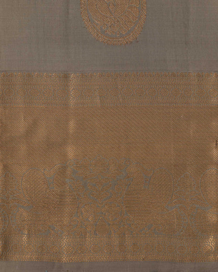 ساري زفاف دائري من الحرير الخالص زاري بوتا كانجيفارام باللون الأخضر الزيتوني والذهبي العتيق، مع حافة فيل تقليدية مع بالو مزخرف، عرض 110 سم، صنع في الهند - D22765