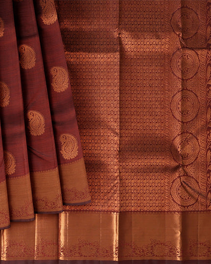 ساري زفاف دائري من الحرير الخالص زاري بوتا كانجيفارام باللونين العنابي والنحاسي، مع حافة مستوحاة من المعبد ونسيج جراند بالو، عرض 110 سم، صنع في الهند - D22766