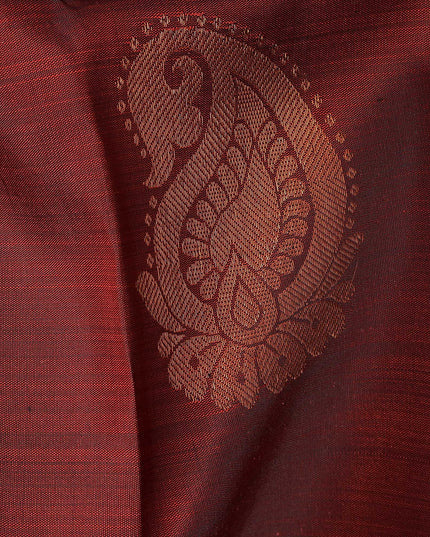 ساري زفاف دائري من الحرير الخالص زاري بوتا كانجيفارام باللونين العنابي والنحاسي، مع حافة مستوحاة من المعبد ونسيج جراند بالو، عرض 110 سم، صنع في الهند - D22766