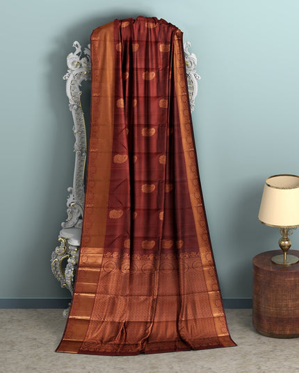 ساري زفاف دائري من الحرير الخالص زاري بوتا كانجيفارام باللونين العنابي والنحاسي، مع حافة مستوحاة من المعبد ونسيج جراند بالو، عرض 110 سم، صنع في الهند - D22766