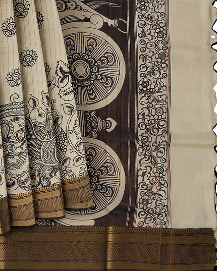 ساري كالامكاري حريري كريمي من بنغالور، مزين بمشاهد تقليدية مرسومة يدويًا، عرض 110 سم، أصله: سري كالاهاستي، الهند، طوله 5.5 متر مع بلوزة - D22834