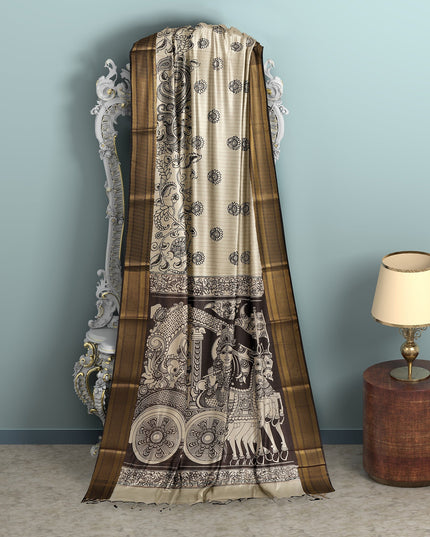 ساري كالامكاري حريري كريمي من بنغالور، مزين بمشاهد تقليدية مرسومة يدويًا، عرض 110 سم، أصله: سري كالاهاستي، الهند، طوله 5.5 متر مع بلوزة - D22834