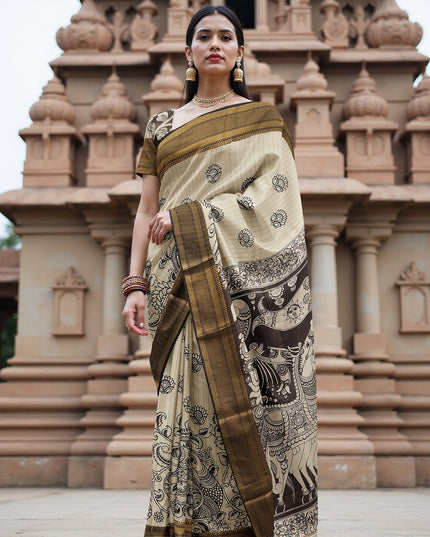 ساري كالامكاري حريري كريمي من بنغالور، مزين بمشاهد تقليدية مرسومة يدويًا، عرض 110 سم، أصله: سري كالاهاستي، الهند، طوله 5.5 متر مع بلوزة - D22834