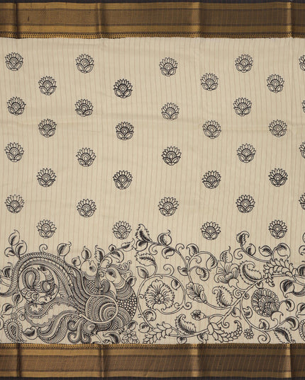 ساري كالامكاري حريري كريمي من بنغالور، مزين بمشاهد تقليدية مرسومة يدويًا، عرض 110 سم، أصله: سري كالاهاستي، الهند، طوله 5.5 متر مع بلوزة - D22834