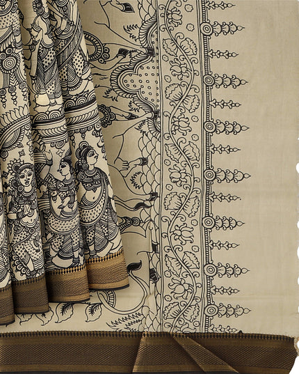 ساري كالامكاري حريري كريمي من بنغالور بنقوش أسطورية مرسومة يدويًا، عرض 110 سم، أصله: سري كالاهاستي، الهند، طوله 5.5 متر مع بلوزة - D22837