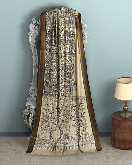 ساري كالامكاري حريري كريمي من بنغالور بنقوش أسطورية مرسومة يدويًا، عرض 110 سم، أصله: سري كالاهاستي، الهند، طوله 5.5 متر مع بلوزة - D22837