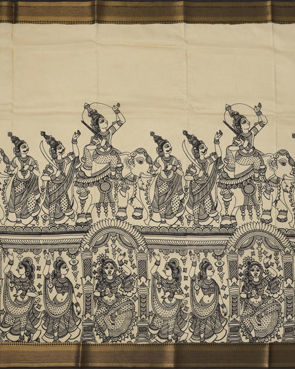ساري كالامكاري حريري كريمي من بنغالور بنقوش أسطورية مرسومة يدويًا، عرض 110 سم، أصله: سري كالاهاستي، الهند، طوله 5.5 متر مع بلوزة - D22837