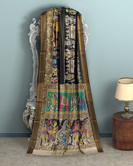 ساري كالامكاري حريري أسود من بنغالور، مزين برسومات أسطورية مرسومة يدويًا، عرض 110 سم، أصله: سري كالاهاستي، الهند، طوله 5.5 متر مع بلوزة - D22838