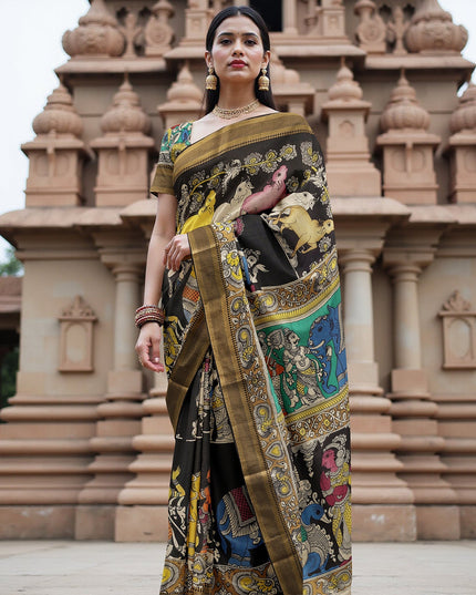 ساري كالامكاري حريري أسود من بنغالور، مزين برسومات أسطورية مرسومة يدويًا، عرض 110 سم، أصله: سري كالاهاستي، الهند، طوله 5.5 متر مع بلوزة - D22838