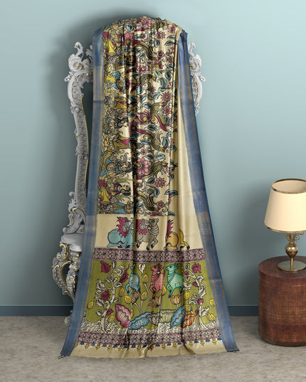 ساري كالامكاري حريري كريمي من بنغالور بزخارف تقليدية مرسومة يدويًا، عرض 110 سم، أصله: سري كالاهاستي، الهند، طوله 5.5 متر مع قطعة بلوزة - D22840