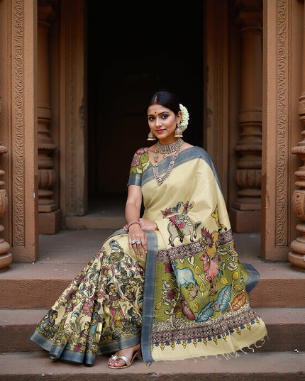 ساري كالامكاري حريري كريمي من بنغالور بزخارف تقليدية مرسومة يدويًا، عرض 110 سم، أصله: سري كالاهاستي، الهند، طوله 5.5 متر مع قطعة بلوزة - D22840