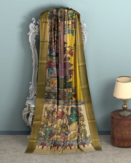 ساري كالامكاري من حرير بنغالور الأصفر الذهبي مع رسومات أسطورية مرسومة يدويًا، عرض 110 سم، أصله: سري كالاهاستي، الهند، طوله 5.5 متر مع بلوزة - D22842