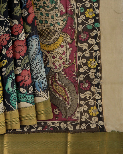 ساري كالامكاري حريري أسود من بنغالور، مزين برسومات أسطورية مرسومة يدويًا، عرض 110 سم، أصله: سري كالاهاستي، الهند، طوله 5.5 متر مع بلوزة - D22847