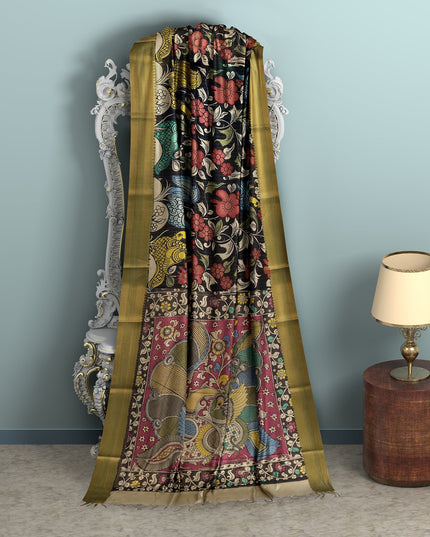 ساري كالامكاري حريري أسود من بنغالور، مزين برسومات أسطورية مرسومة يدويًا، عرض 110 سم، أصله: سري كالاهاستي، الهند، طوله 5.5 متر مع بلوزة - D22847