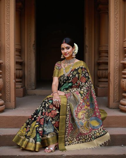 ساري كالامكاري حريري أسود من بنغالور، مزين برسومات أسطورية مرسومة يدويًا، عرض 110 سم، أصله: سري كالاهاستي، الهند، طوله 5.5 متر مع بلوزة - D22847