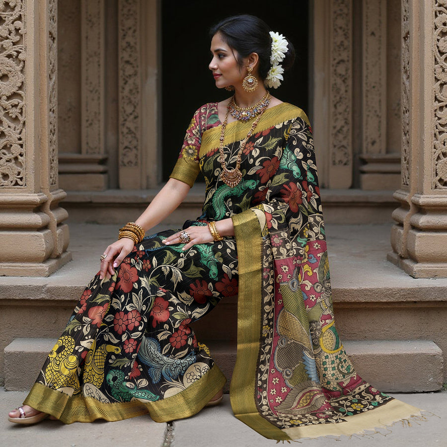 ساري كالامكاري حريري أسود من بنغالور، مزين برسومات أسطورية مرسومة يدويًا، عرض 110 سم، أصله: سري كالاهاستي، الهند، طوله 5.5 متر مع بلوزة - D22847