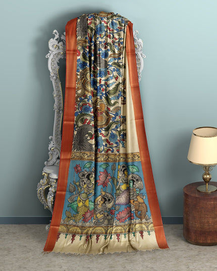 ساري كالامكاري حريري من بنغالور بلون كريمي عاجي مع تصميمات رائعة مرسومة يدويًا، عرض 110 سم، أصله: سري كالاهاستي، الهند، طوله 5.5 متر مع قطعة بلوزة - D22849