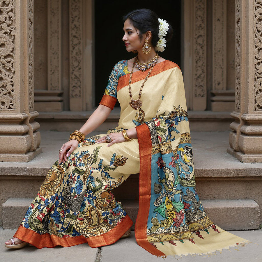 ساري كالامكاري حريري من بنغالور بلون كريمي عاجي مع تصميمات رائعة مرسومة يدويًا، عرض 110 سم، أصله: سري كالاهاستي، الهند، طوله 5.5 متر مع قطعة بلوزة - D22849