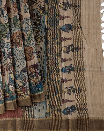 ساري كالامكاري من حرير توسار الطبيعي باللون البيج مع رسومات يدوية لمشاهد أسطورية، عرض 110 سم، أصله: سري كالاهاستي، الهند، طوله 5.5 متر مع بلوزة - D22851