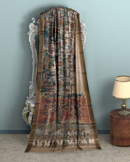 ساري كالامكاري من حرير توسار الطبيعي باللون البيج مع رسومات يدوية لمشاهد أسطورية، عرض 110 سم، أصله: سري كالاهاستي، الهند، طوله 5.5 متر مع بلوزة - D22851