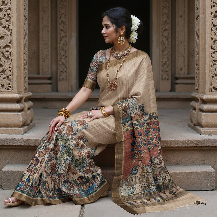 ساري كالامكاري من حرير توسار الطبيعي باللون البيج مع رسومات يدوية لمشاهد أسطورية، عرض 110 سم، أصله: سري كالاهاستي، الهند، طوله 5.5 متر مع بلوزة - D22851