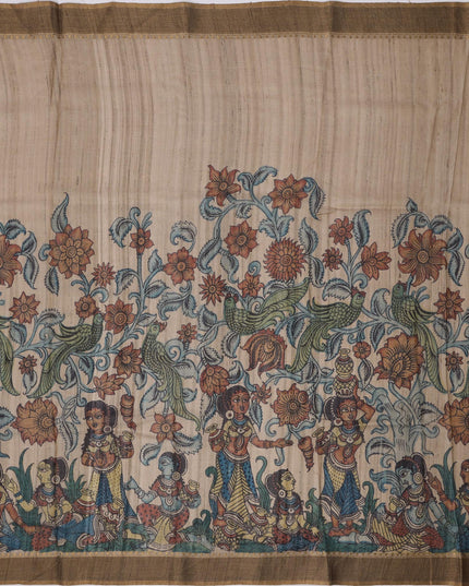 ساري كالامكاري من حرير توسار الطبيعي باللون البيج مع رسومات يدوية لمشاهد أسطورية، عرض 110 سم، أصله: سري كالاهاستي، الهند، طوله 5.5 متر مع بلوزة - D22851