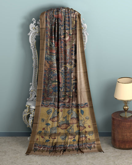 ساري كالامكاري حريري توسار بني ترابي مع زخارف أسطورية مرسومة يدويًا، عرض 110 سم، أصله: سري كالاهاستي، الهند، طوله 5.5 متر مع قطعة بلوزة - D22853