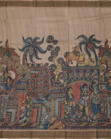 ساري كالامكاري حريري توسار بني ترابي مع زخارف أسطورية مرسومة يدويًا، عرض 110 سم، أصله: سري كالاهاستي، الهند، طوله 5.5 متر مع قطعة بلوزة - D22853