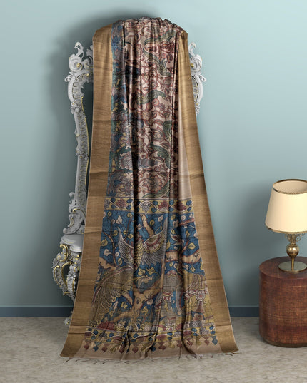 ساري كالامكاري حريري توسار بني موكا مع زخارف أسطورية مرسومة يدويًا، عرض 110 سم، أصله: سري كالاهاستي، الهند، طوله 5.5 متر مع قطعة بلوزة - D22859