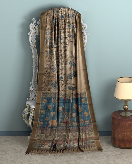 ساري كالامكاري من الحرير التوسار البني الباهت مع رسومات أسطورية مرسومة يدويًا، العرض 110 سم، المنشأ: سري كالاهاستي، الهند، الطول 5.5 متر مع قطعة بلوزة - D22860