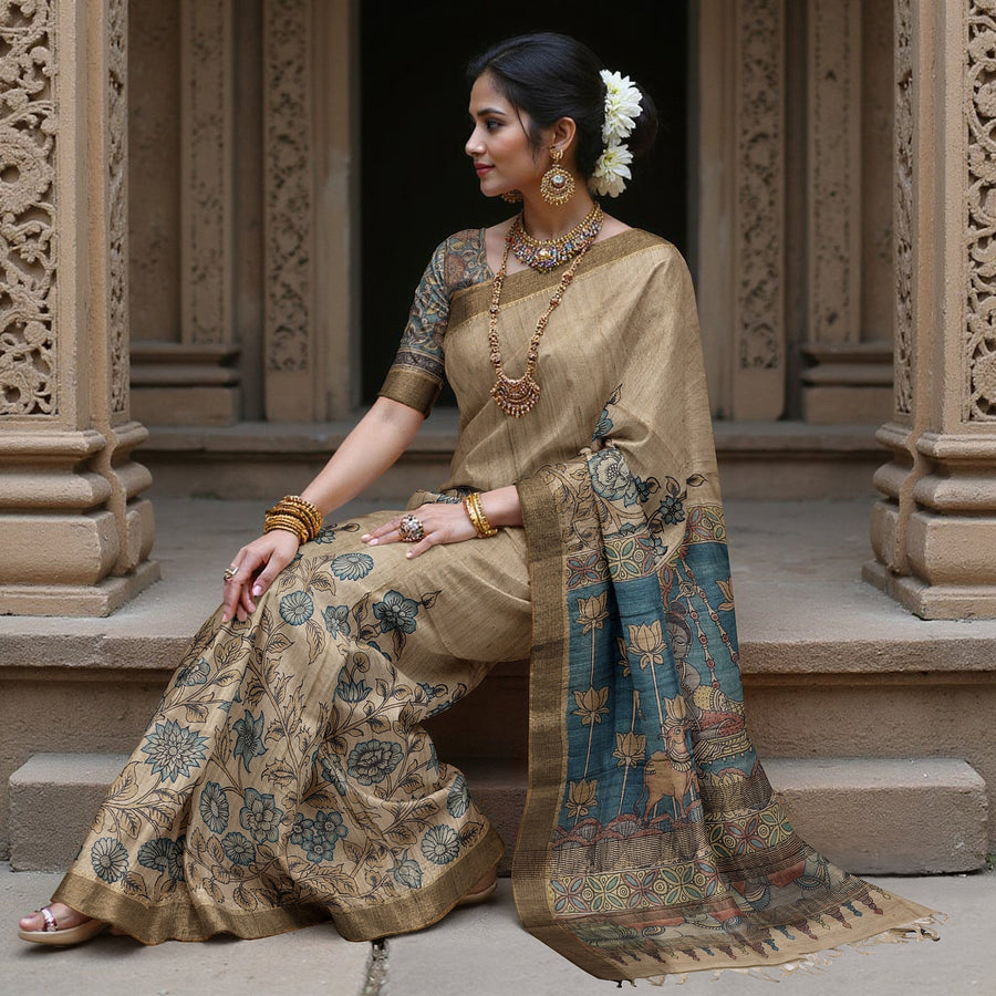 ساري كالامكاري من الحرير التوسار البني الباهت مع رسومات أسطورية مرسومة يدويًا، العرض 110 سم، المنشأ: سري كالاهاستي، الهند، الطول 5.5 متر مع قطعة بلوزة - D22860