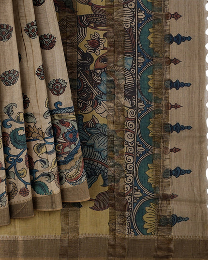 ساري كالامكاري من حرير توسار بني فاتح مزين برسومات أسطورية مرسومة يدويًا، عرض 110 سم، أصله: سري كالاهاستي، الهند، طوله 5.5 متر مع بلوزة - D22861