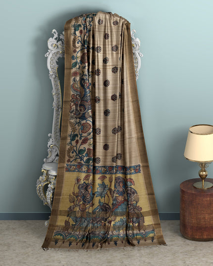 ساري كالامكاري من حرير توسار بني فاتح مزين برسومات أسطورية مرسومة يدويًا، عرض 110 سم، أصله: سري كالاهاستي، الهند، طوله 5.5 متر مع بلوزة - D22861
