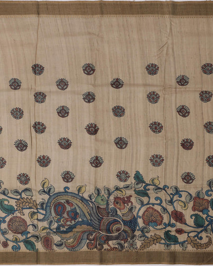 ساري كالامكاري من حرير توسار بني فاتح مزين برسومات أسطورية مرسومة يدويًا، عرض 110 سم، أصله: سري كالاهاستي، الهند، طوله 5.5 متر مع بلوزة - D22861