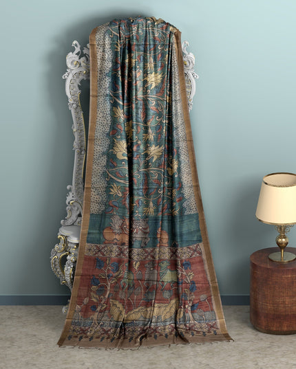 ساري كالامكاري من الحرير التوسار الأزرق الباهت مع رسومات أسطورية مرسومة يدويًا، عرض 110 سم، أصله: سري كالاهاستي، الهند، طوله 5.5 متر مع بلوزة - D22862