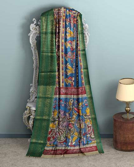 ساري كالامكاري أزرق ملكي شبه حريري، مزين بزخارف أسطورية مرسومة يدويًا، عرض 110 سم، أصله: سري كالاهاستي، الهند، طوله 5.5 متر مع بلوزة - D22863