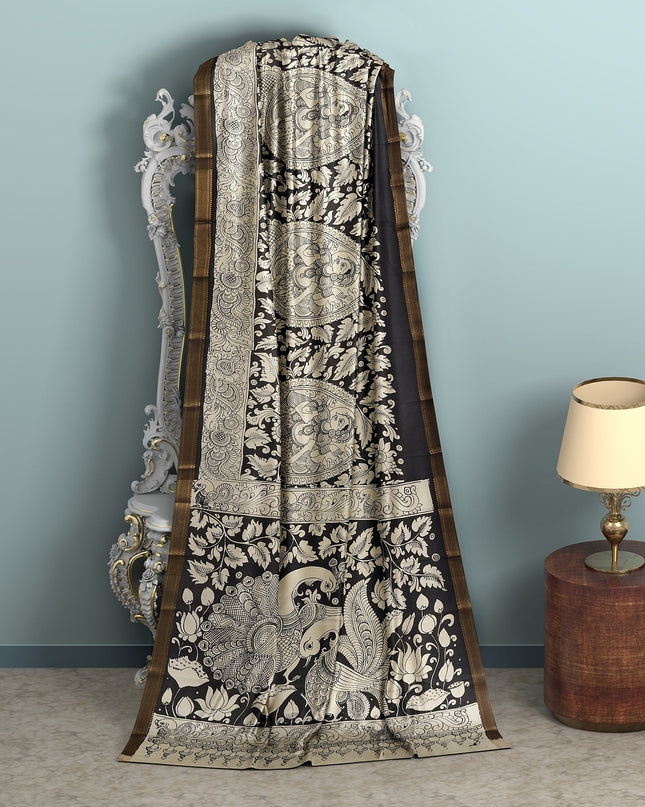 ساري كالامكاري حريري من بنغالور باللونين الكريمي والأسود، مزين بزخارف أسطورية مرسومة يدويًا، عرض 110 سم، أصله: سري كالاهاستي، الهند، طوله 5.5 متر مع بلوزة - D22866