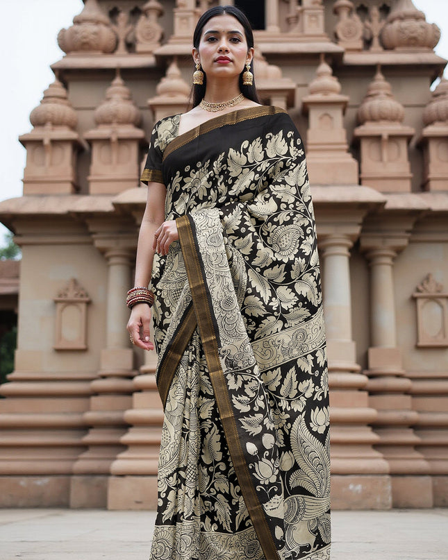 ساري كالامكاري حريري من بنغالور باللونين الكريمي والأسود، مزين بزخارف أسطورية مرسومة يدويًا، عرض 110 سم، أصله: سري كالاهاستي، الهند، طوله 5.5 متر مع بلوزة - D22866