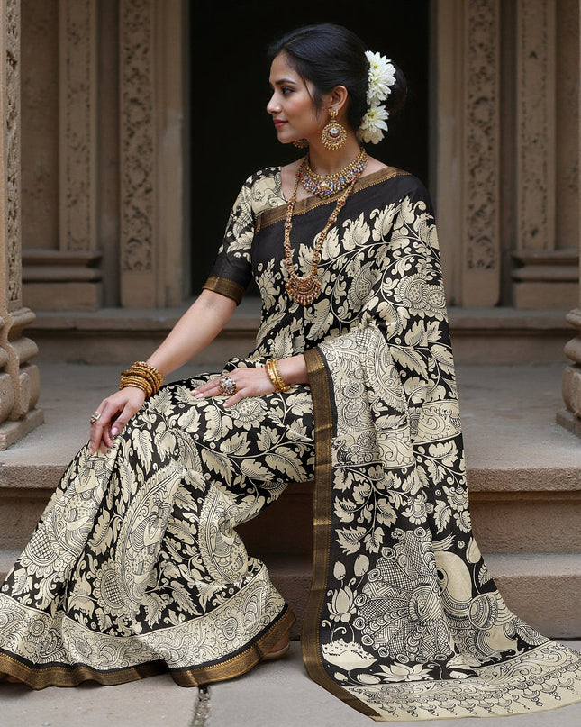 ساري كالامكاري حريري من بنغالور باللونين الكريمي والأسود، مزين بزخارف أسطورية مرسومة يدويًا، عرض 110 سم، أصله: سري كالاهاستي، الهند، طوله 5.5 متر مع بلوزة - D22866