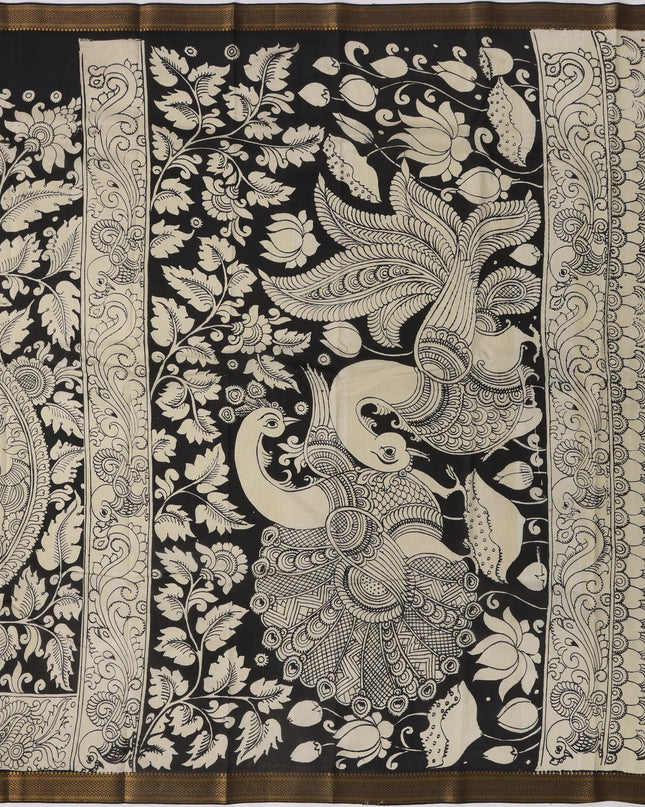 ساري كالامكاري حريري من بنغالور باللونين الكريمي والأسود، مزين بزخارف أسطورية مرسومة يدويًا، عرض 110 سم، أصله: سري كالاهاستي، الهند، طوله 5.5 متر مع بلوزة - D22866